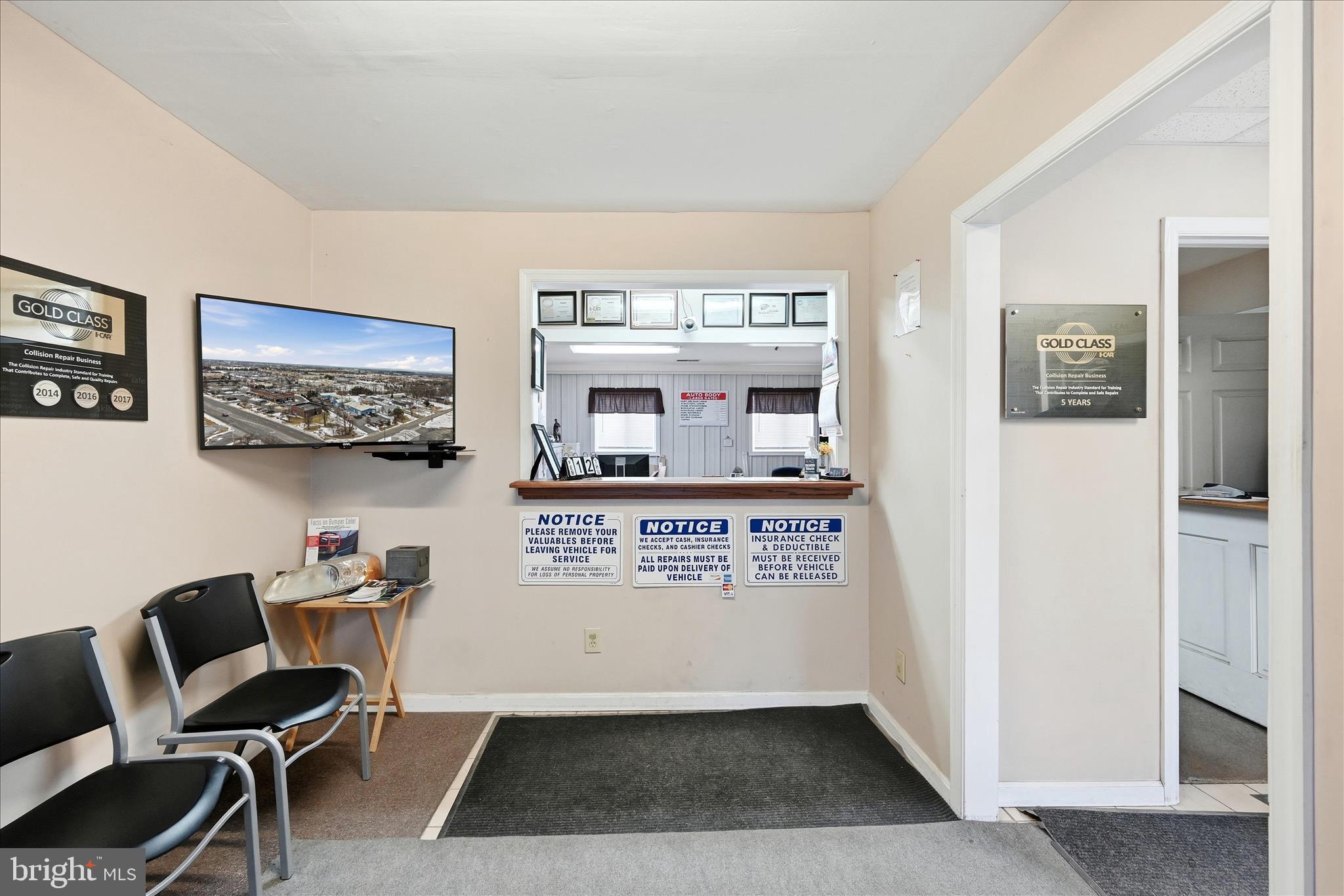 Main image without alt text