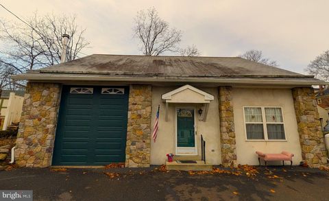 304 W SPRUCE STREET PERKASIE PA 18944