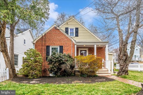 Photo of 4501 Maple Avenue, BETHESDA, MD 20814 (MLS # MDMC2218810)