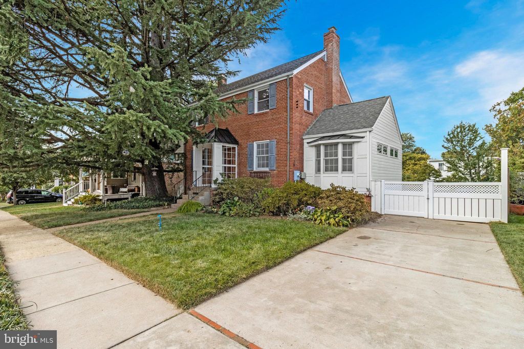 Photo of 5701 18th Road N, ARLINGTON, VA 22205 (MLS # VAAR2064856)