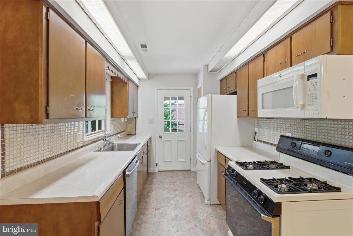 ELEVEN CEDARS - Residential