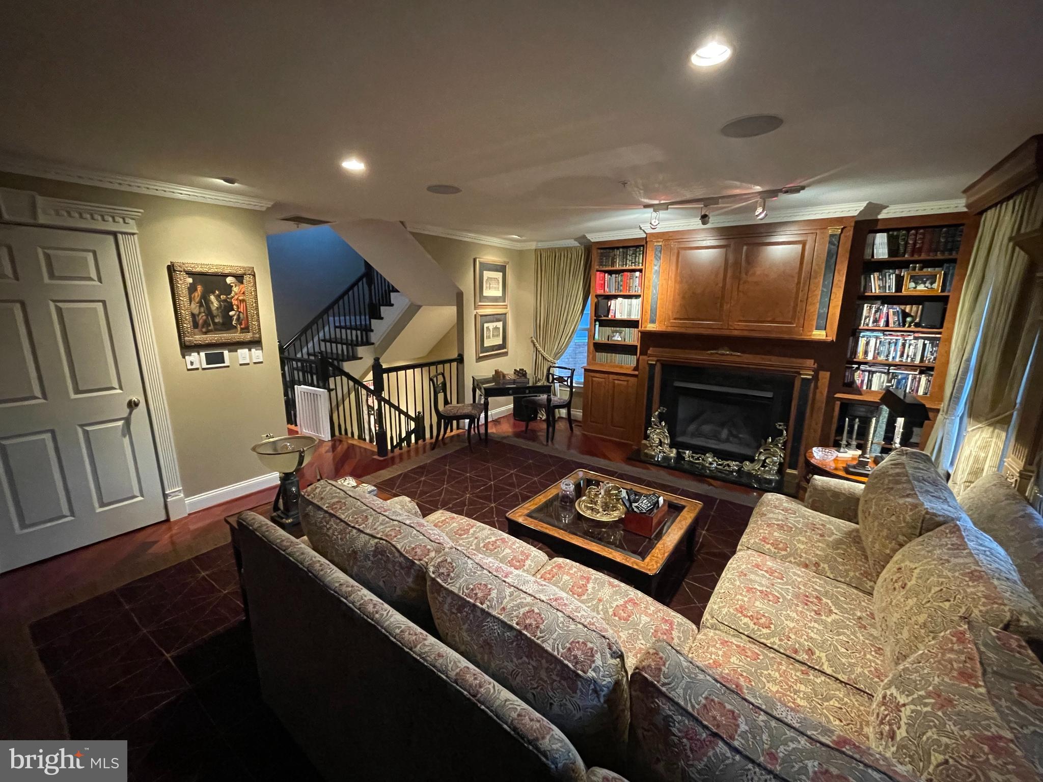 1225 HARBOR ISLAND WALK