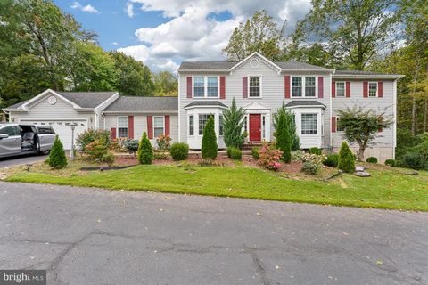 Homes For Rent - 8403 Silverdale Court<br/> LORTON, VA 22079