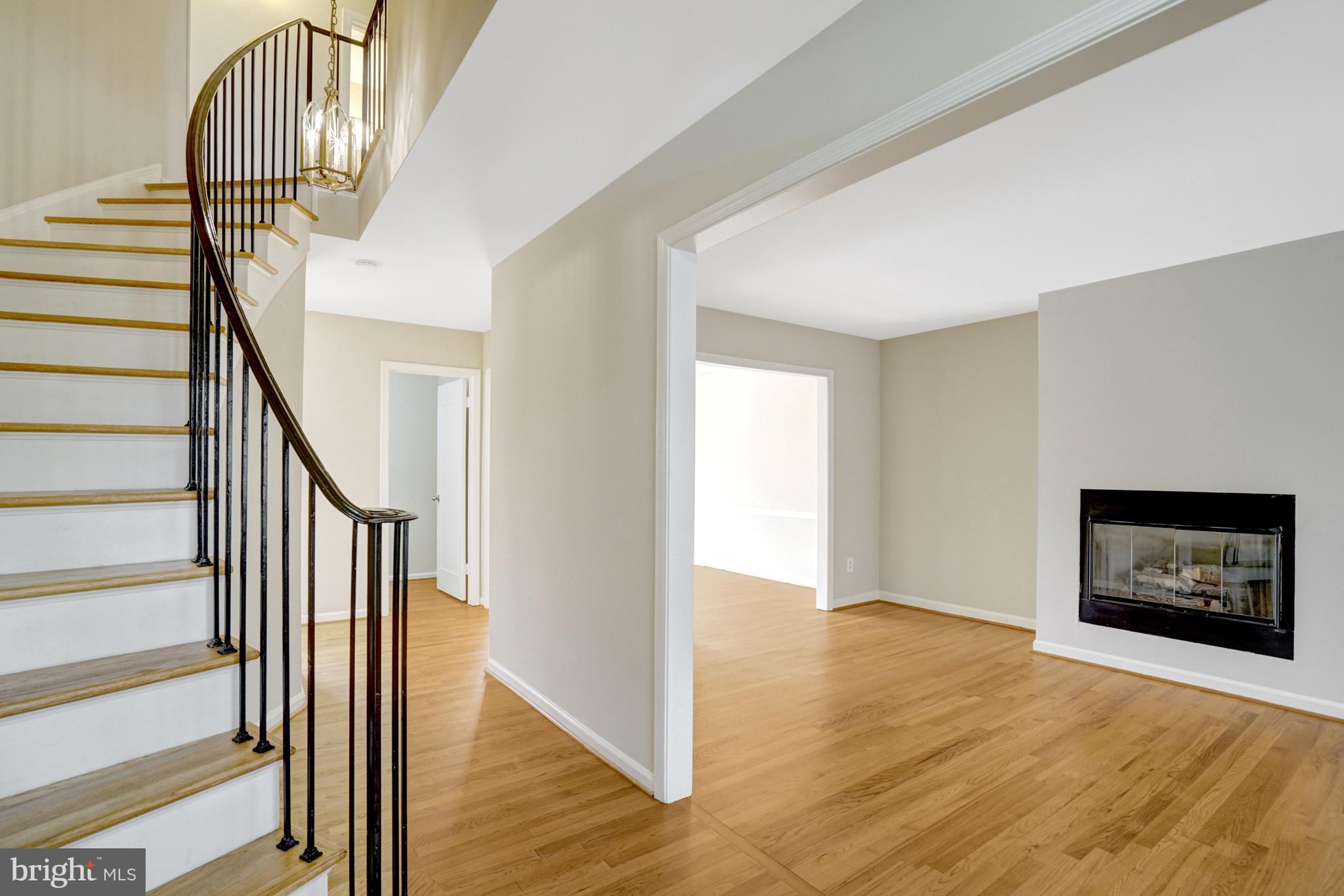 8523 LAKINHURST LANE