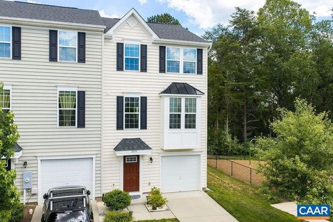 Townhouse For Sale - 2115 Elm Tree Ct Ct<br/> CHARLOTTESVILLE, VA 22911