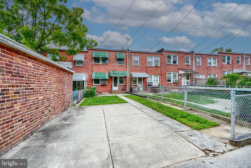 Come and see this beautiful cozy home and make it yours!