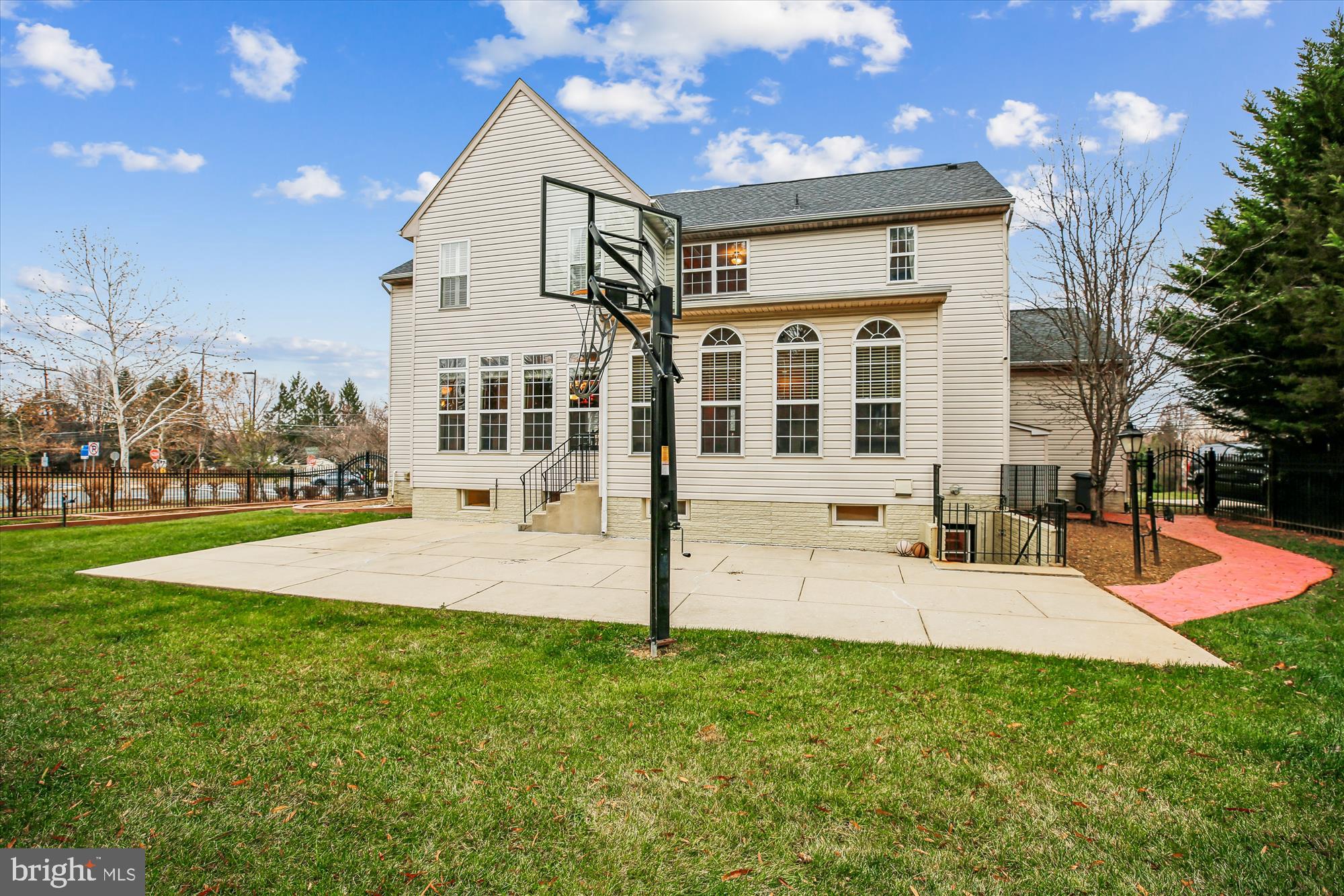 KINGSVIEW VILLAGE - Residential