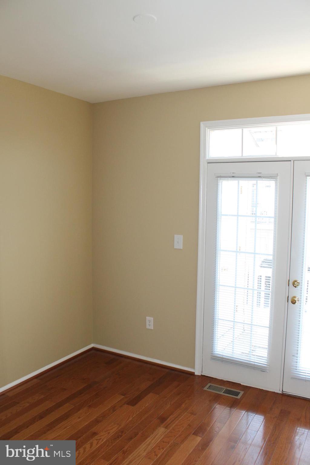 THE TOWNES CONDOMINIUM - Residential Lease