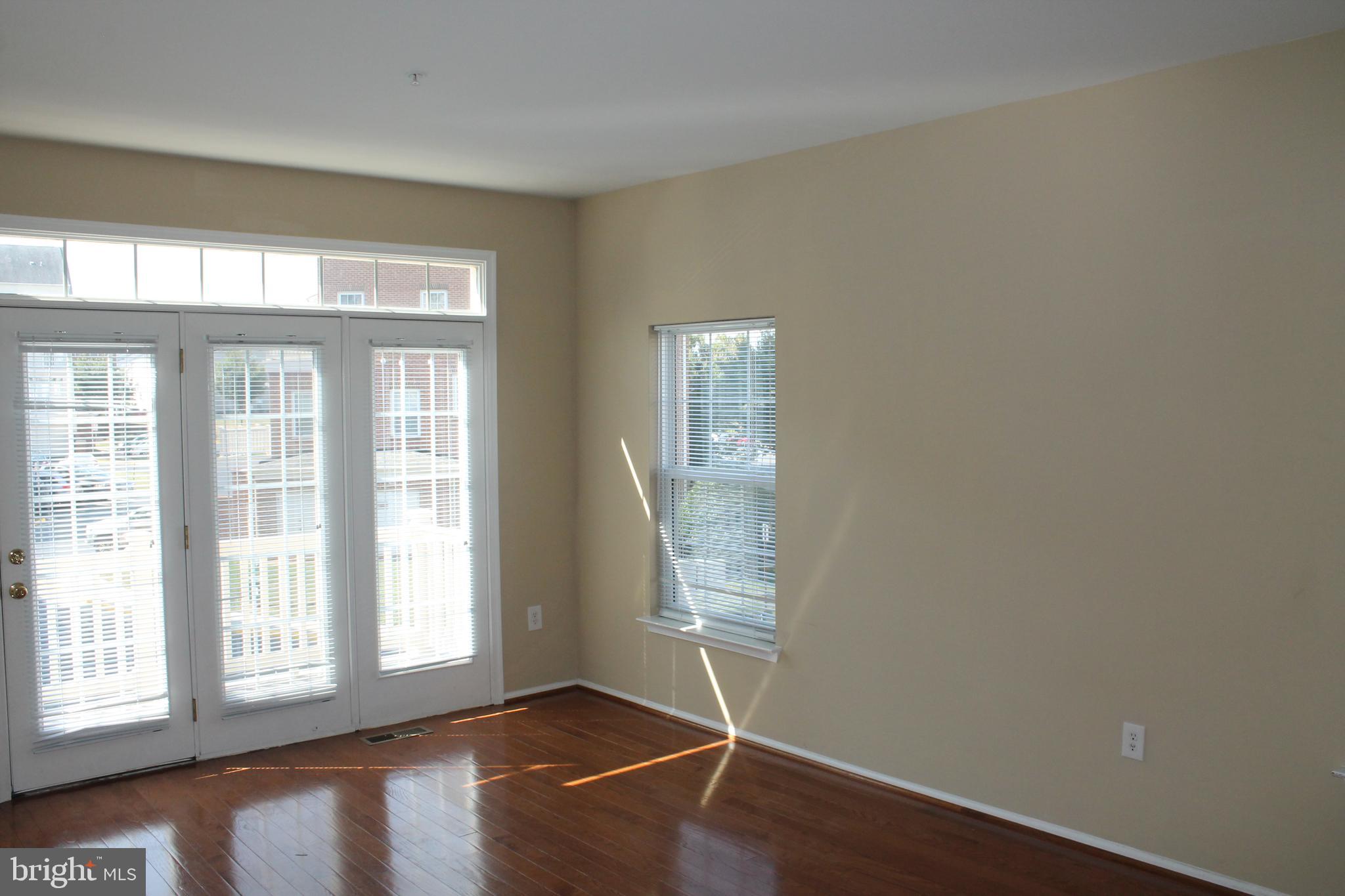 THE TOWNES CONDOMINIUM - Residential Lease