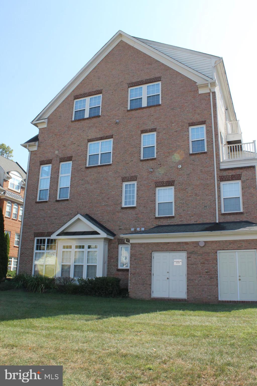 THE TOWNES CONDOMINIUM - Residential Lease