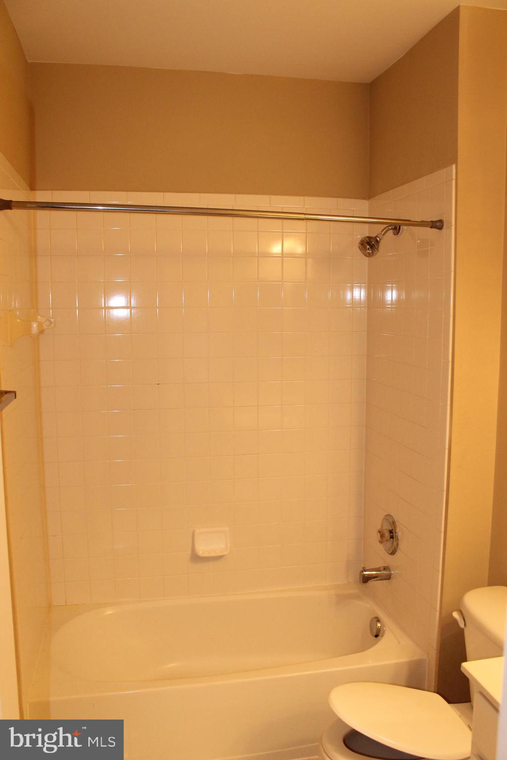 THE TOWNES CONDOMINIUM - Residential Lease