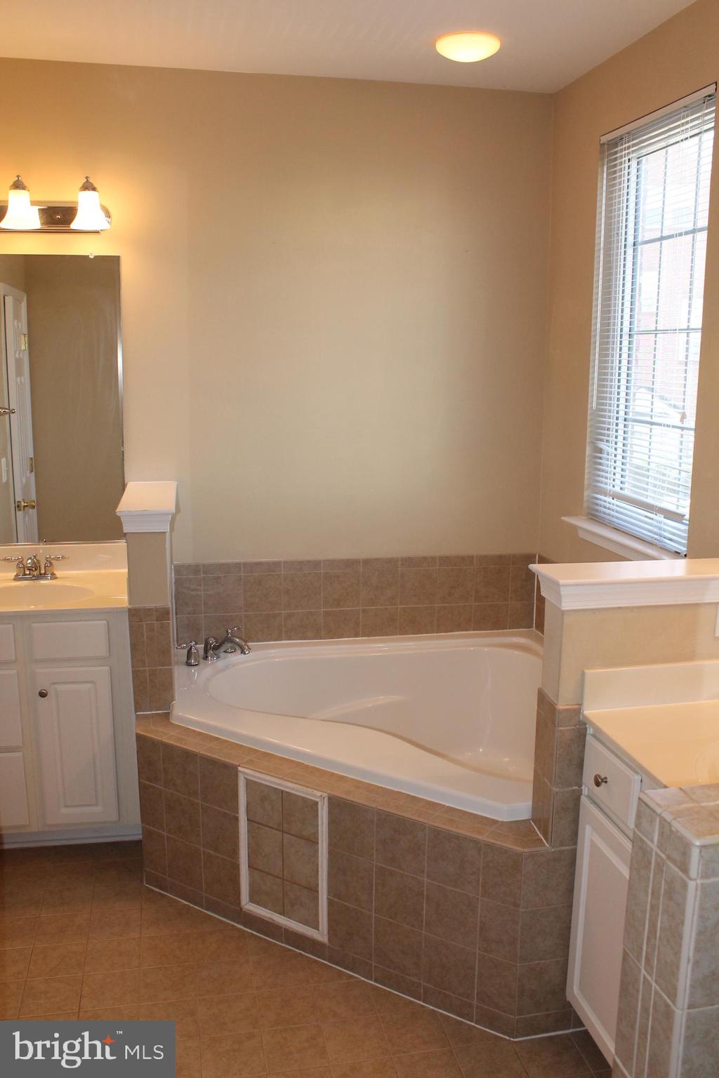 THE TOWNES CONDOMINIUM - Residential Lease