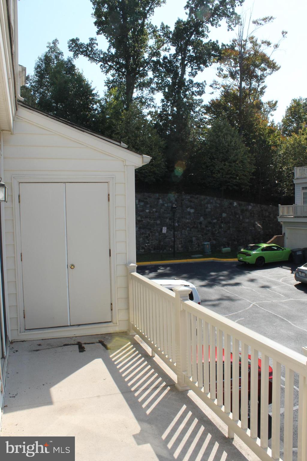 THE TOWNES CONDOMINIUM - Residential Lease