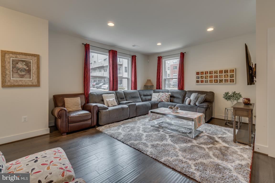 SM ONE LOUDOUN CONDO - Residential Lease