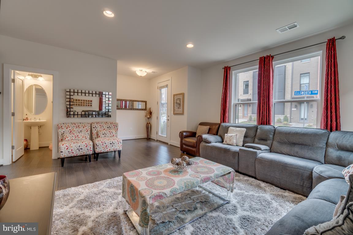 SM ONE LOUDOUN CONDO - Residential Lease