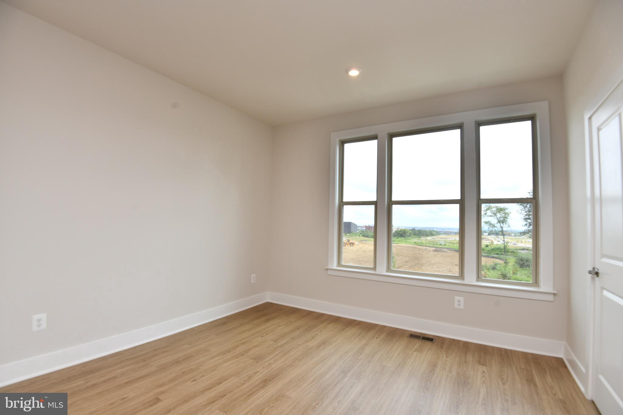 INNOVATION TOWN CENTER - Residential Lease