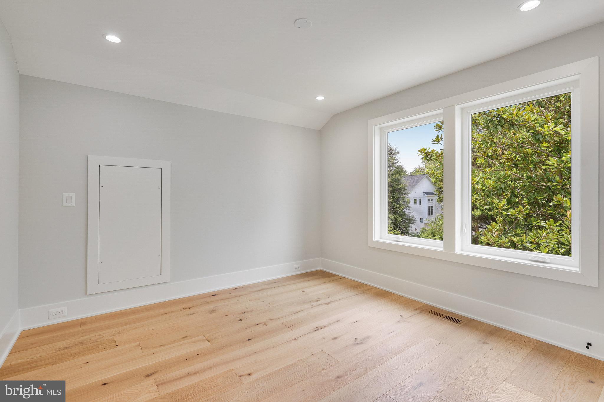 EAST VIENNA WOODS - Residential