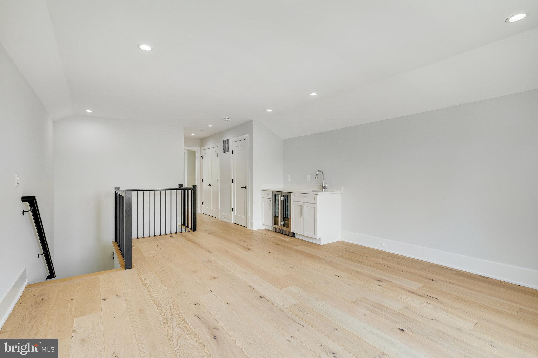 EAST VIENNA WOODS - Residential