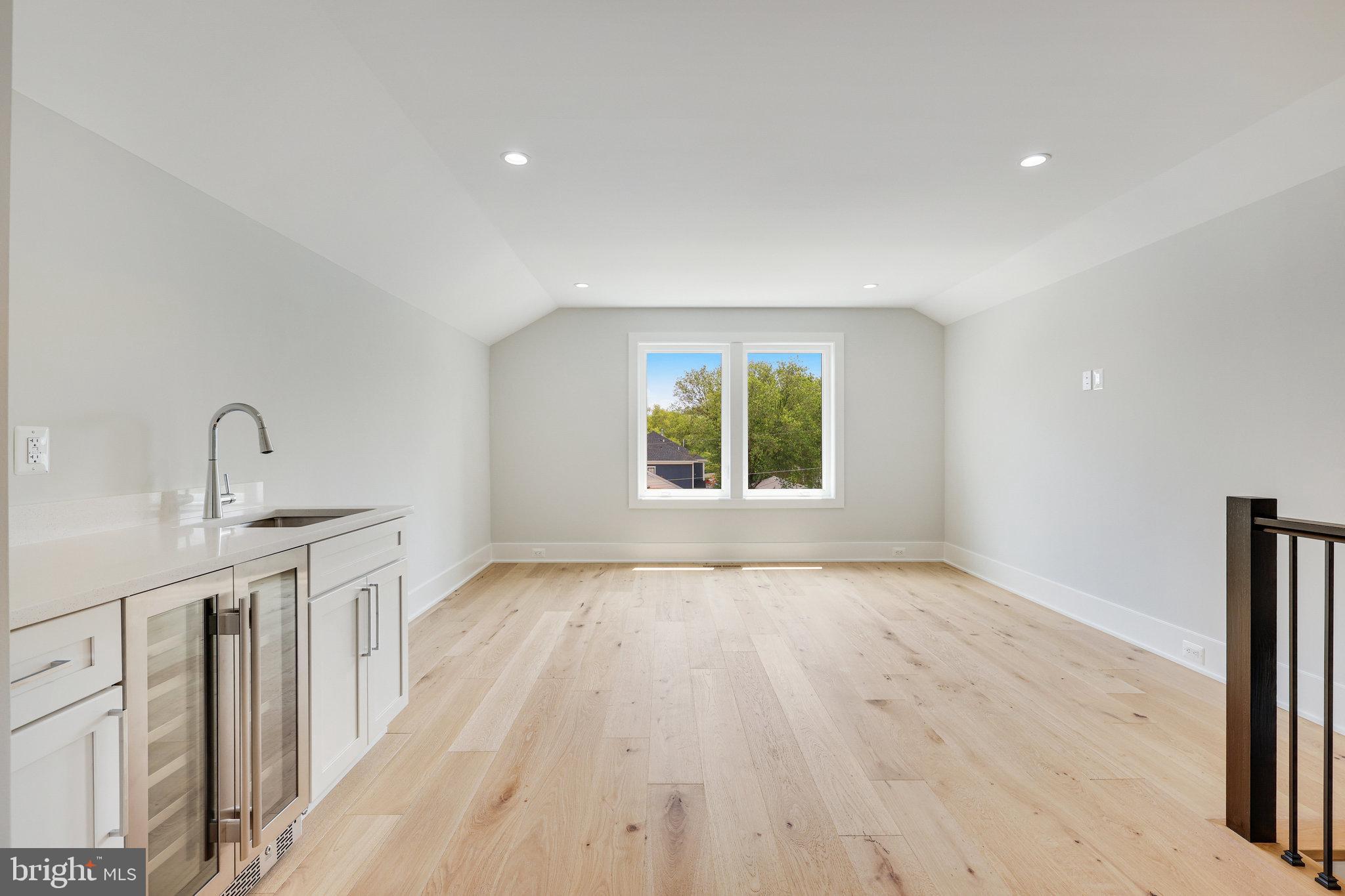 EAST VIENNA WOODS - Residential