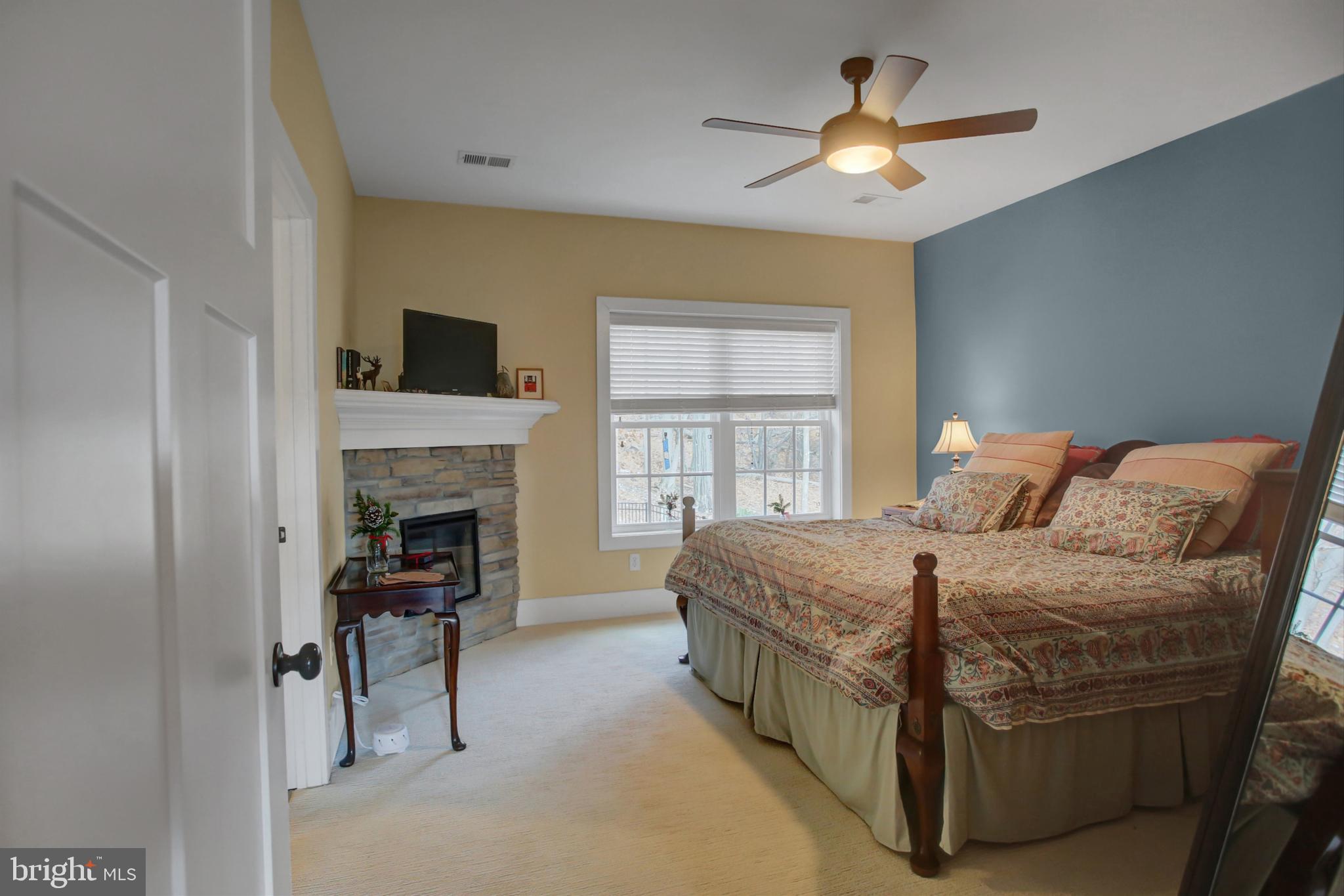 WHITETAIL MOUNTAINSIDE HOMES - Residential