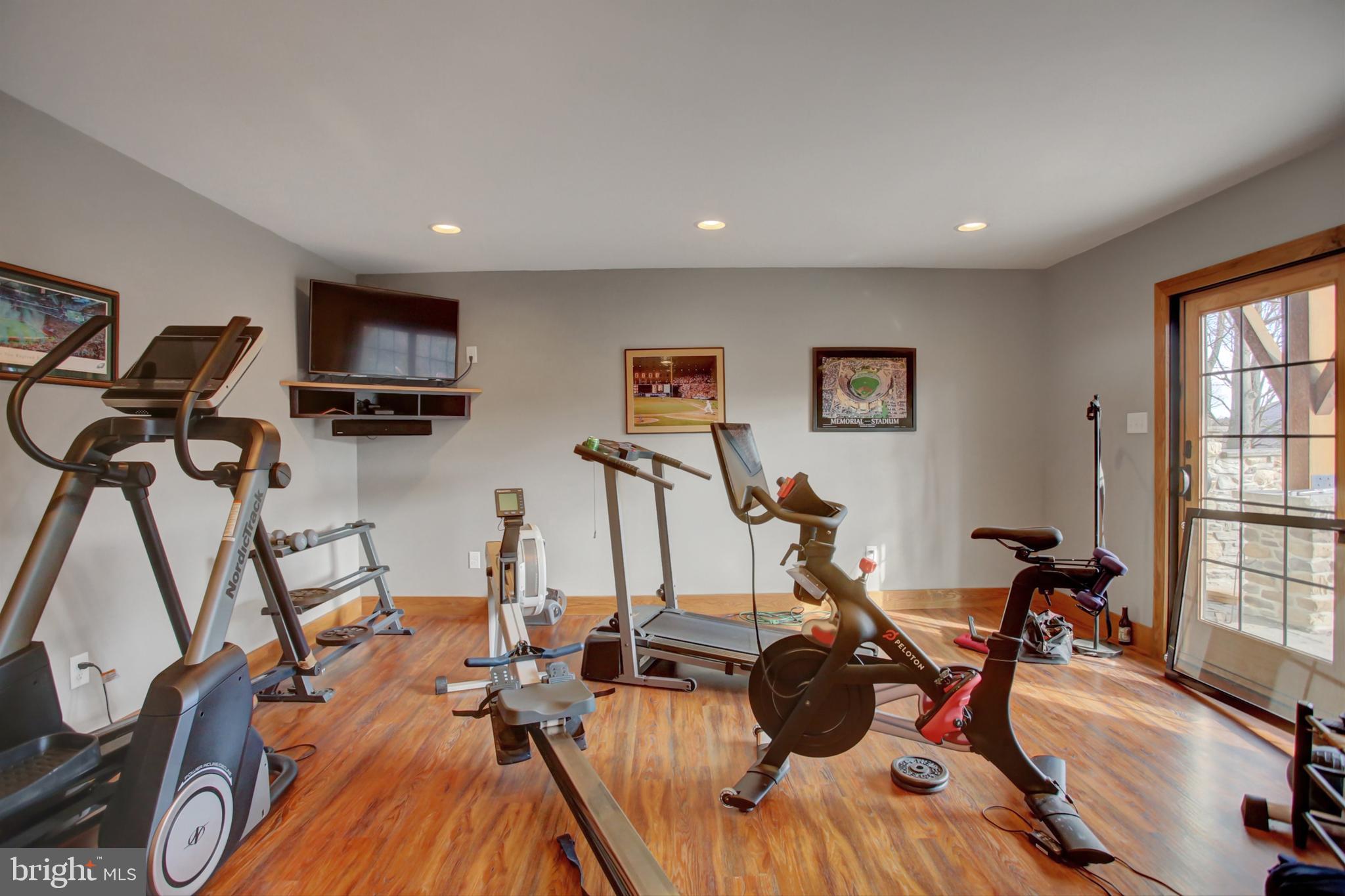 WHITETAIL MOUNTAINSIDE HOMES - Residential