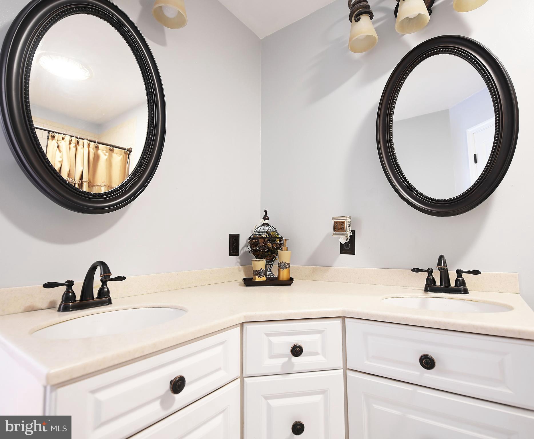 CONSTANT FRIENDSHIP - Residential