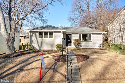 Photo of 3919 Halsey Street, KENSINGTON, MD 20895 (MLS # MDMC2157358)