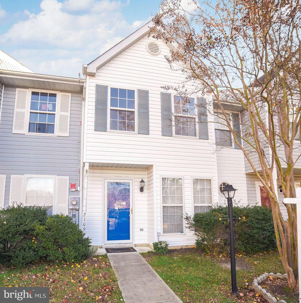Great location to PAX Base - tucked away with a fenced in yard that backs up to woods. Spacious living area.