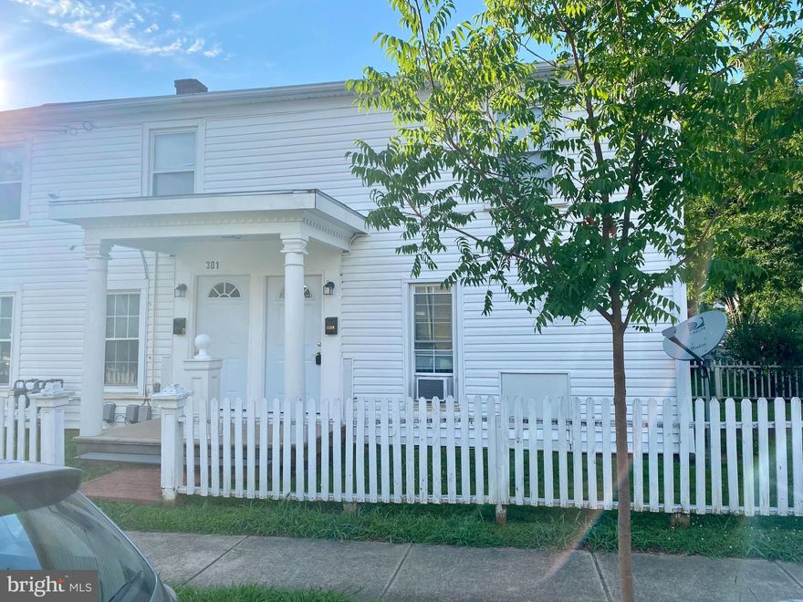 Downtown Fredericksburg first floor 1 bedroom, 1 bath efficiency apartment with off street parking. Close to shopping, hospital, MWU. Walk to shops and restaurants. No pets.
Please apply online. All prospective tenant age 18 or older must apply. Application fee is $50 per person.