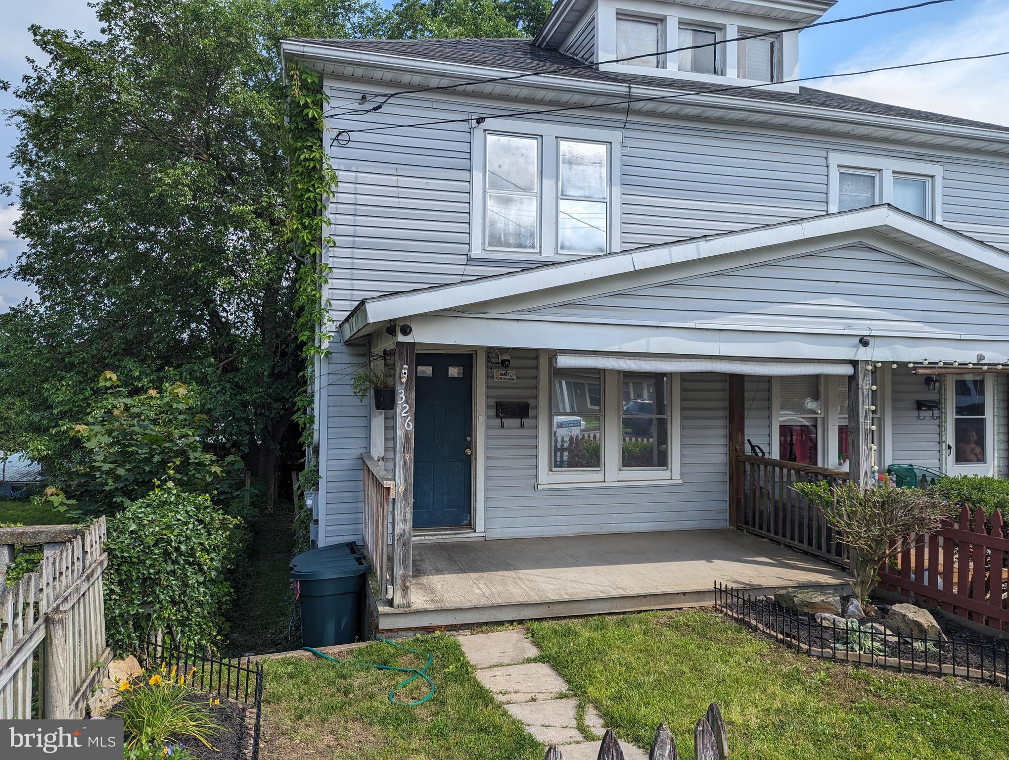 Main image without alt text