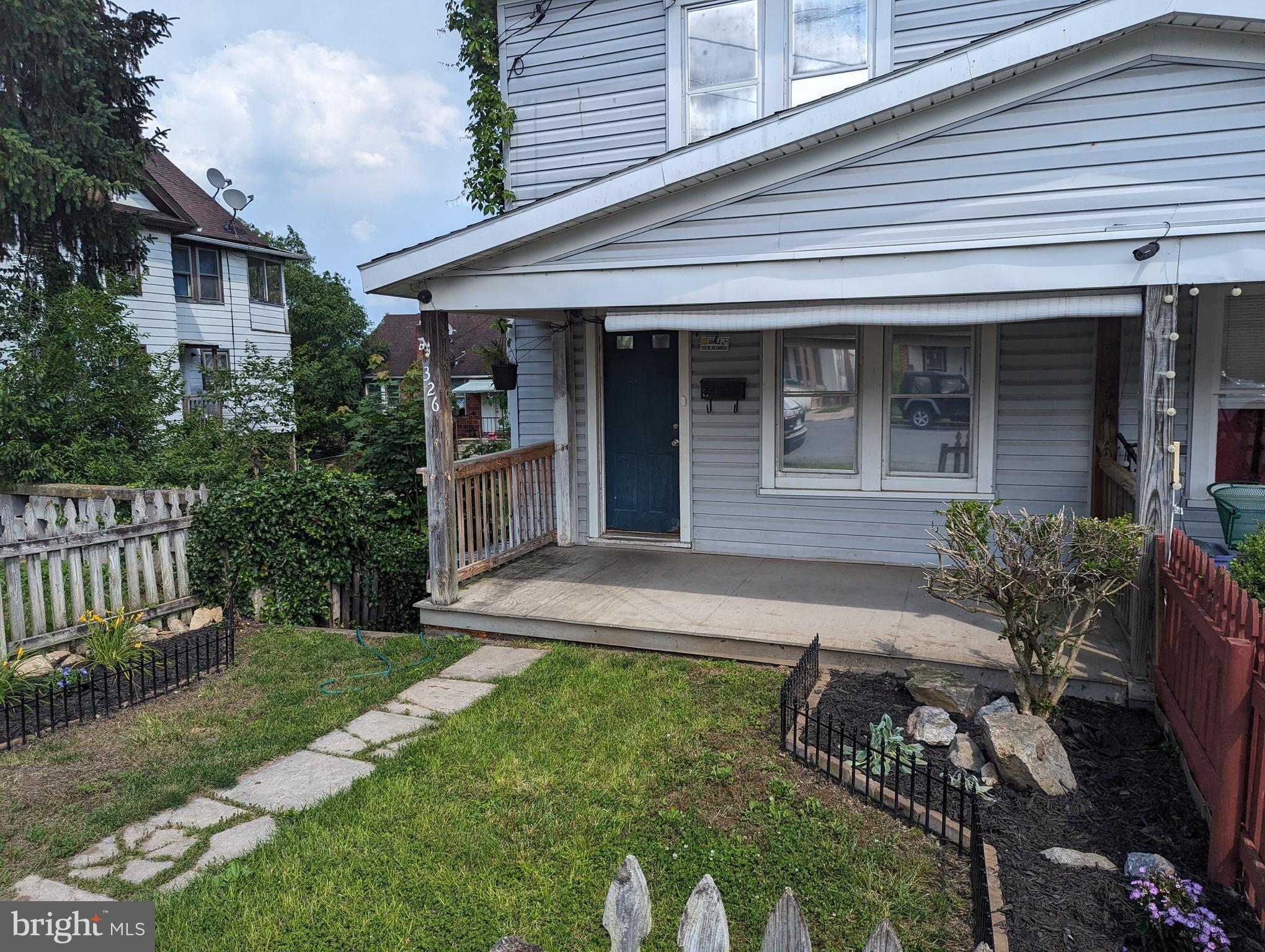 Main image without alt text