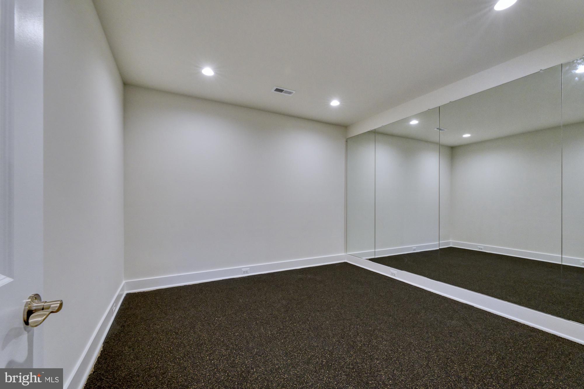 MCLEAN ESTATES - Residential