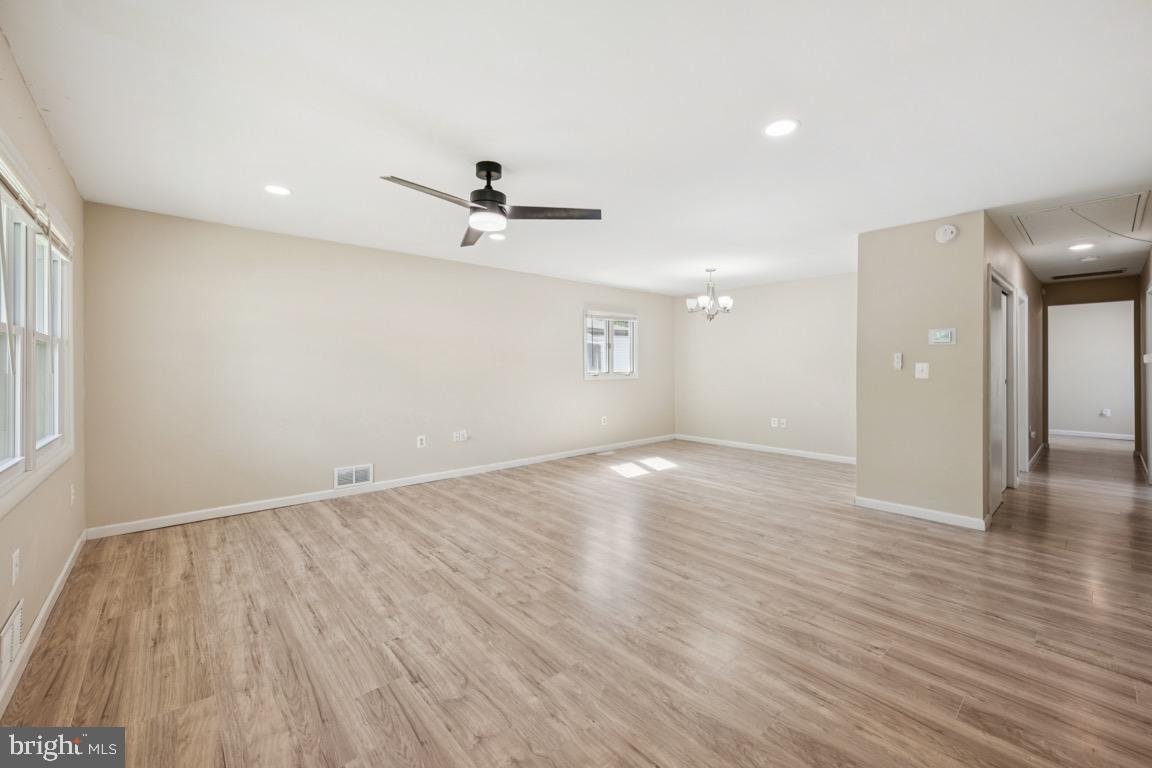 1142 W KINGS HIGHWAY