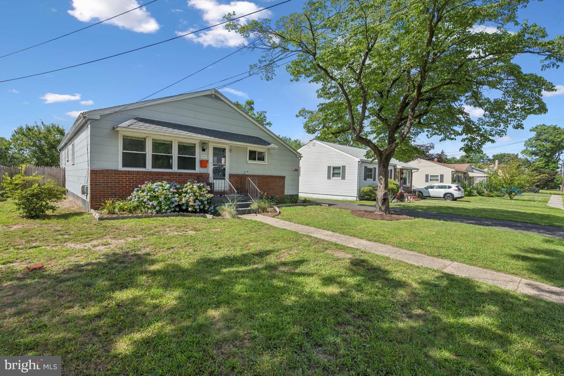 1142 W KINGS HIGHWAY