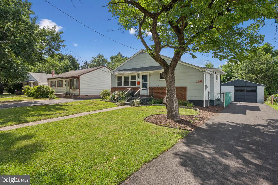 1142 W KINGS HIGHWAY