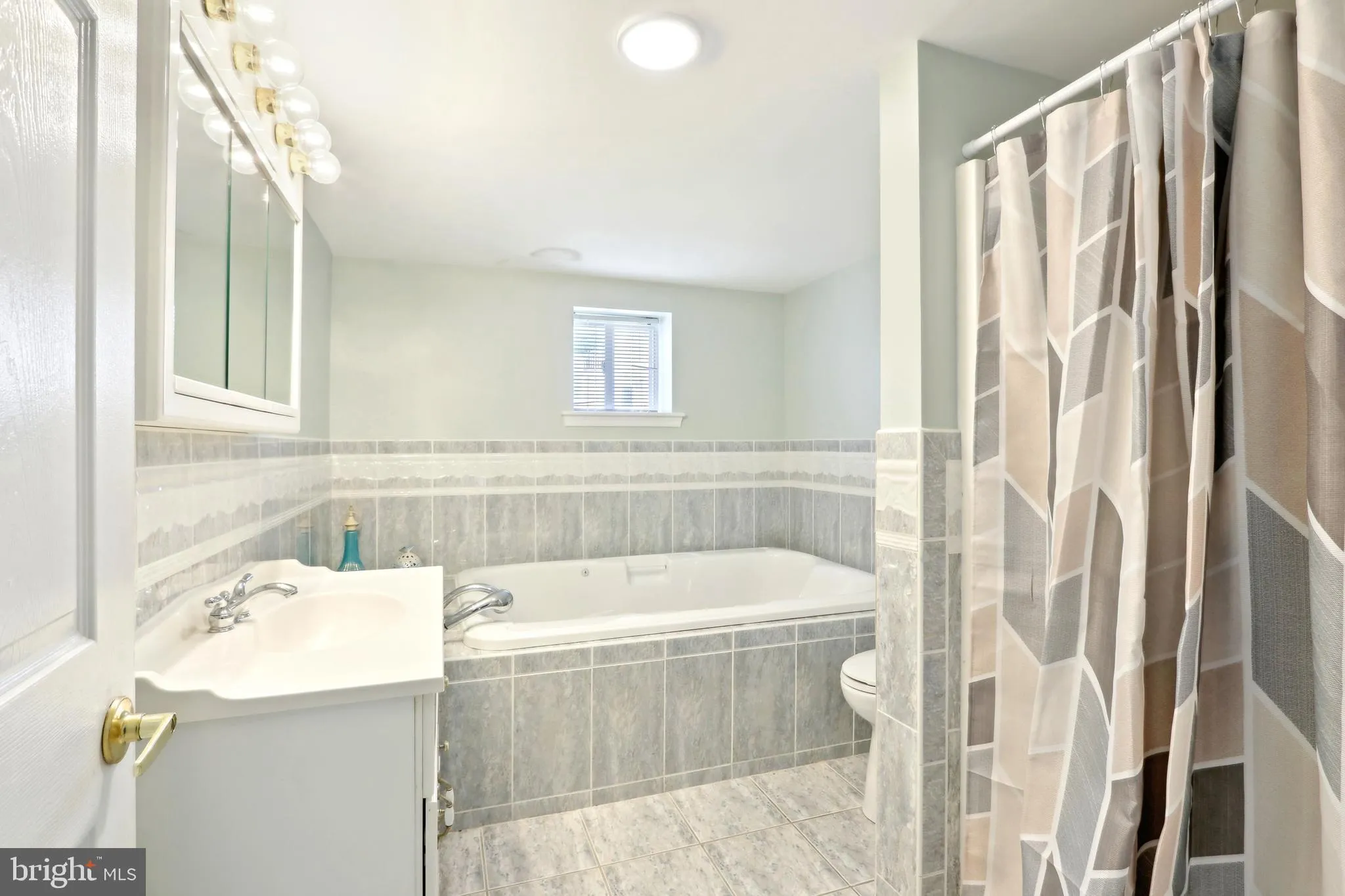 Wildwood, New Jersey 08260, United States, 4 Bedrooms Bedrooms, ,4 BathroomsBathrooms,Residential,Pending,116404