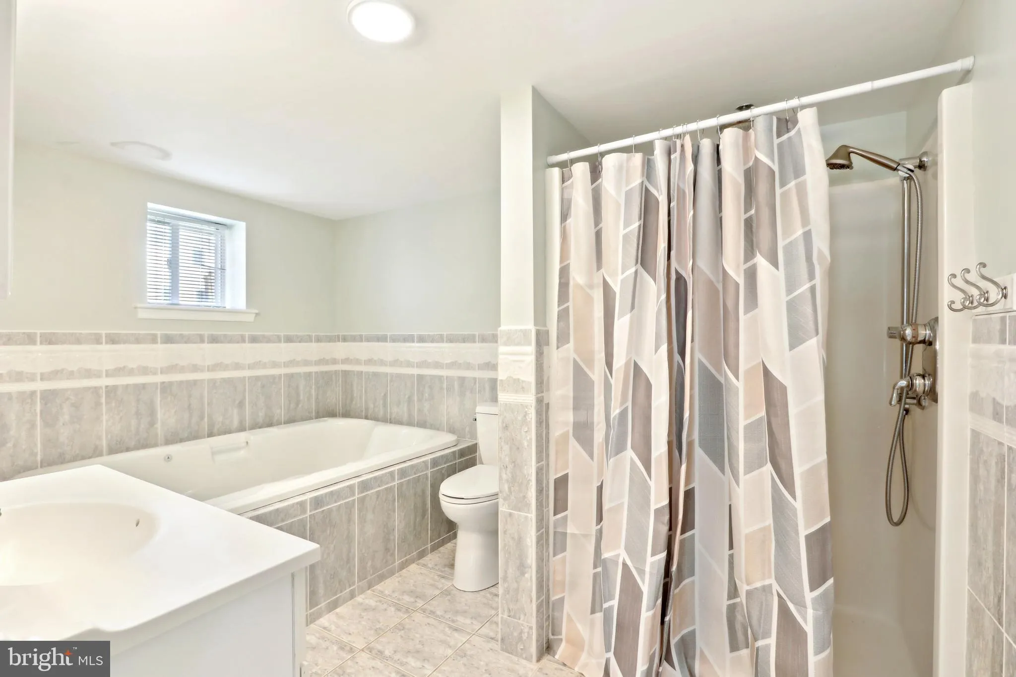 Wildwood, New Jersey 08260, United States, 4 Bedrooms Bedrooms, ,4 BathroomsBathrooms,Residential,Pending,116404