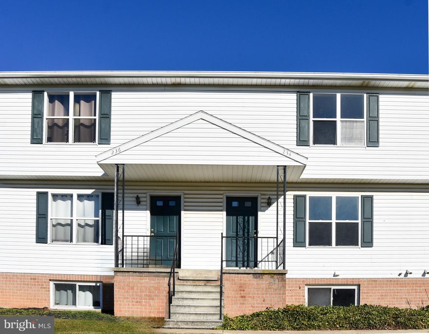 Three bedroom, one and a half bathroom townhouse.
Note: Applicant must fill out an application and be approved PRIOR to viewing the property. The online application can be found on our website. You can apply for this property under the property description.