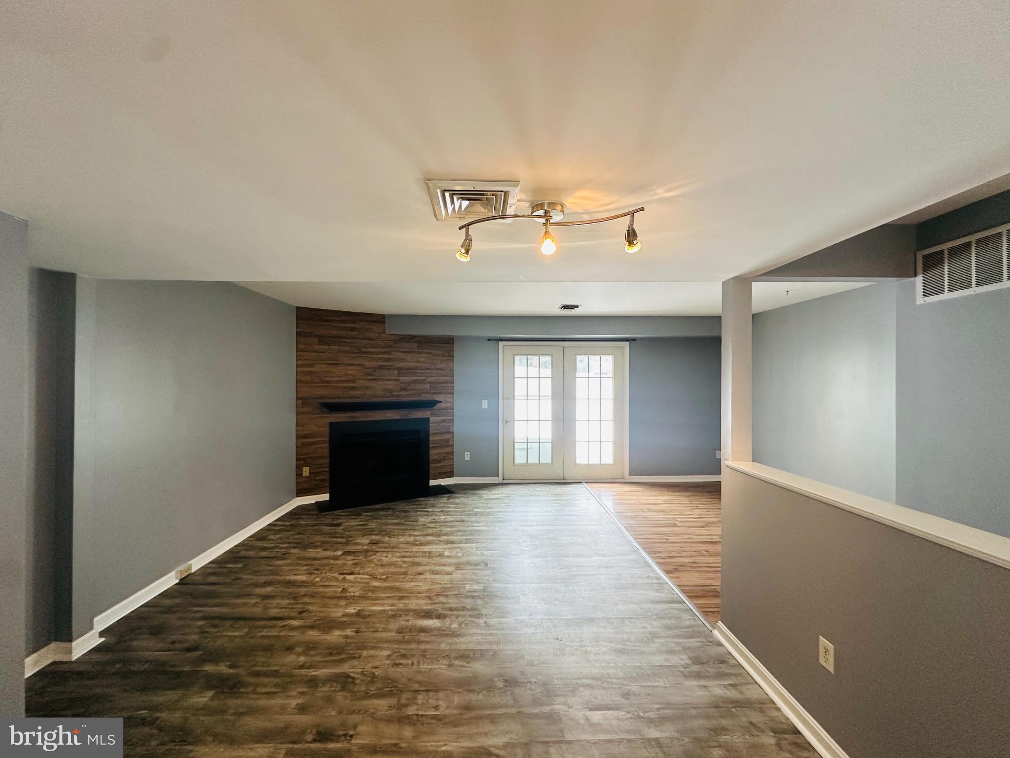 406 BARRINGTON COURT