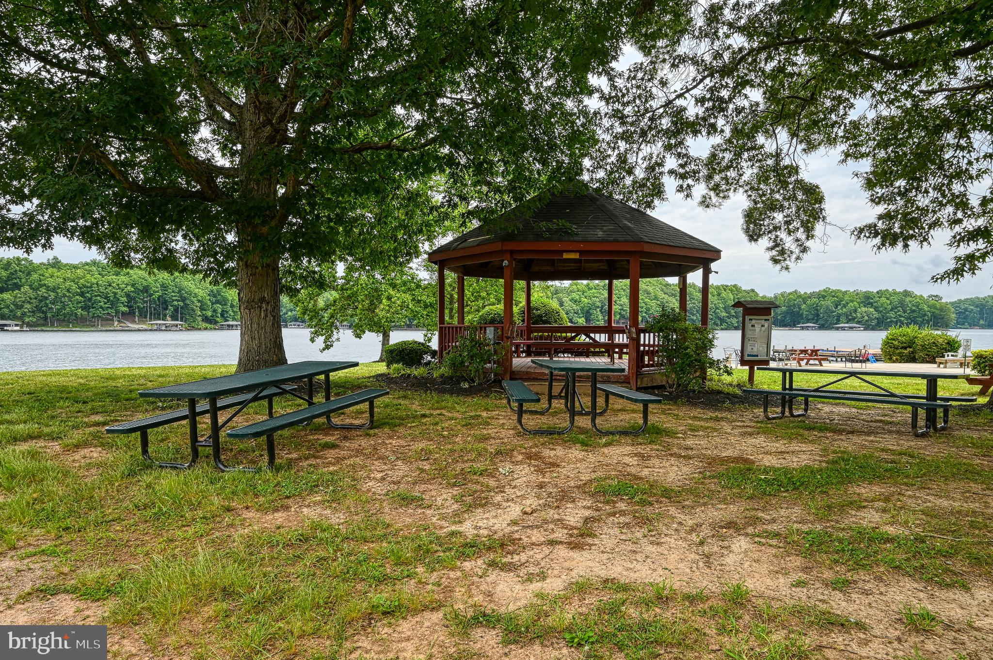 TALL PINES - Residential