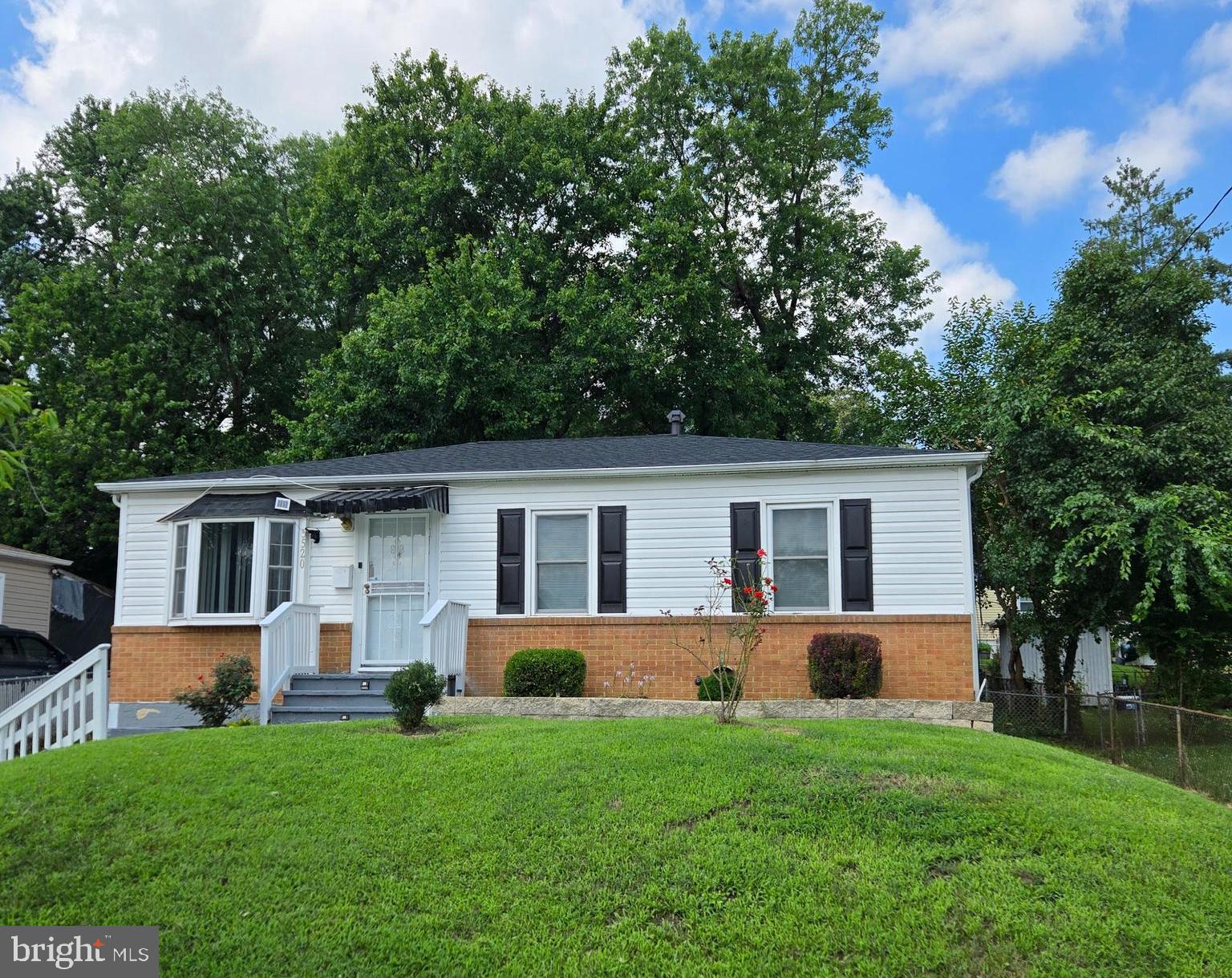 It could be yours! Beautiful Single Family Rambler in a great neighborhood, Great location, close from the Beltway. Updated Kitchen, Stainless Steel appliances, Roof (2023). Walking distance from Elementary school.
Long Driveway, fenced backyard, great for entertainment. Move in Ready. Hurry and schedule showing appointment, This home won't last.