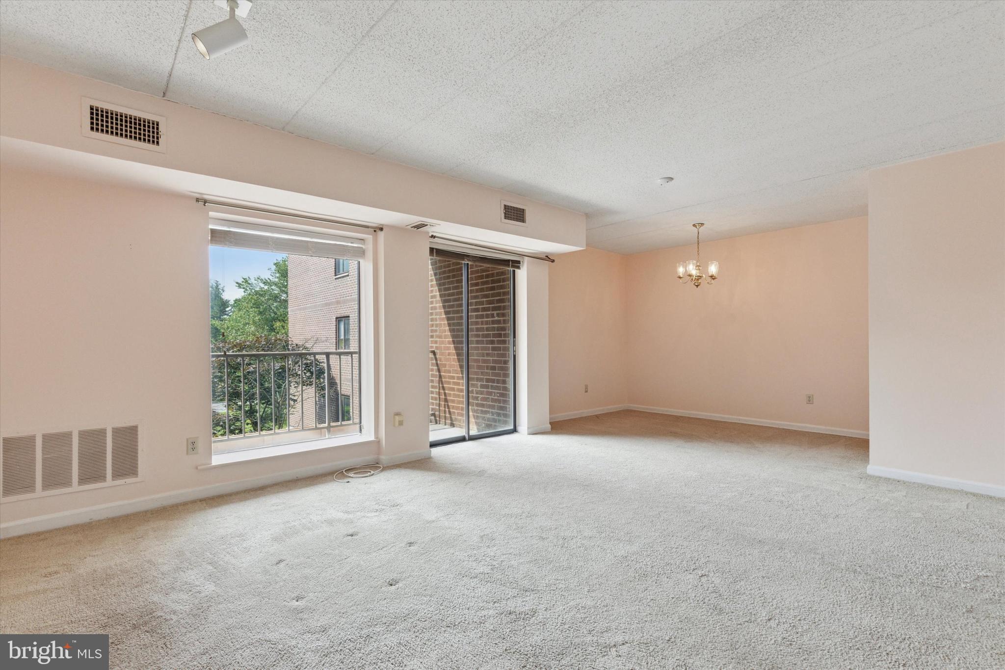 1219 W WYNNEWOOD ROAD 400