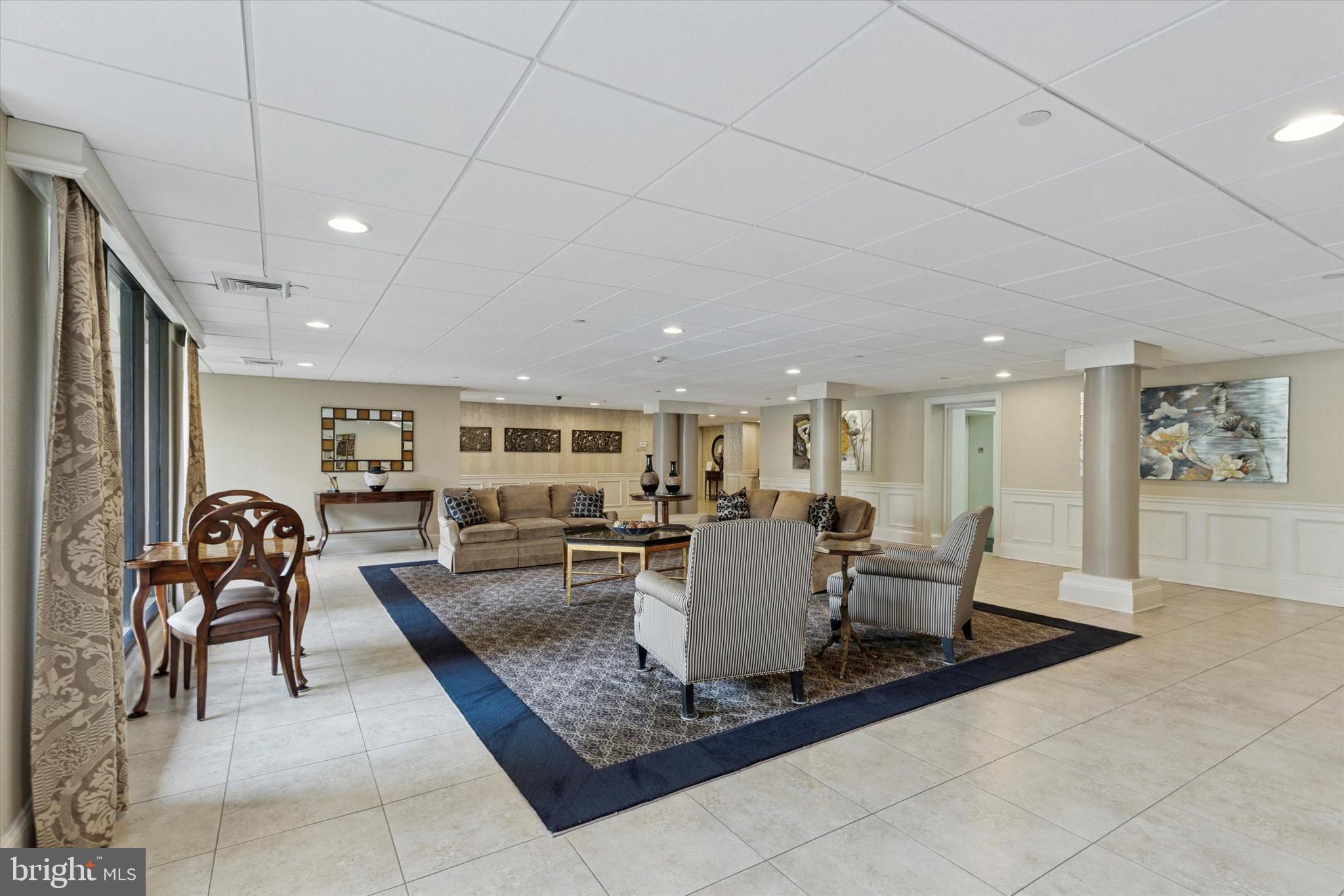 1219 W WYNNEWOOD ROAD 400