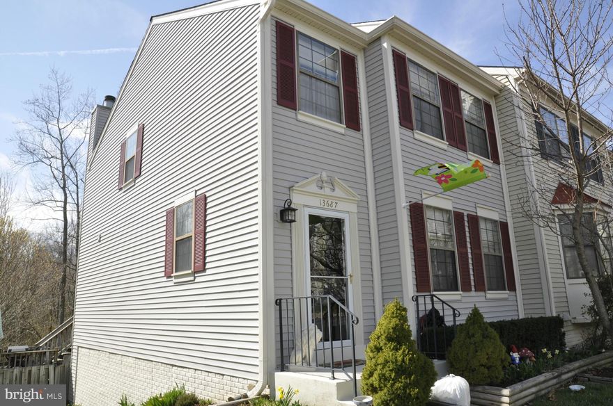 **LARGEST SQ FOOT END UNIT TOWNHOME**10K IN BRAND NEW VINYL SIDING**HUGE DECK W/STAIRS AND FENCED IN BACKYARD**BRAND NEW DISHWASHER AND KIT COUNTERS**WALK OUT BASEMENT W/RECREATION ROOM,FIREPLACE,ADDITIONAL 1/2 BA & TONS OF STORAGE** BACKS TO TREES**CUL-DE-SAC**BEAUTIFUL FLOWERS /LANDSCAPING!**CARPET ALLOWANCE W/ACCEPTABLE OFFER BY 5/15/15!!!*