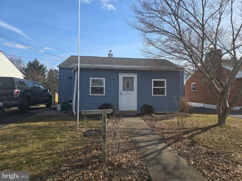 Photo of 138 W Hummelstown Street, ELIZABETHTOWN, PA 17022 (MLS # PALA2065010)