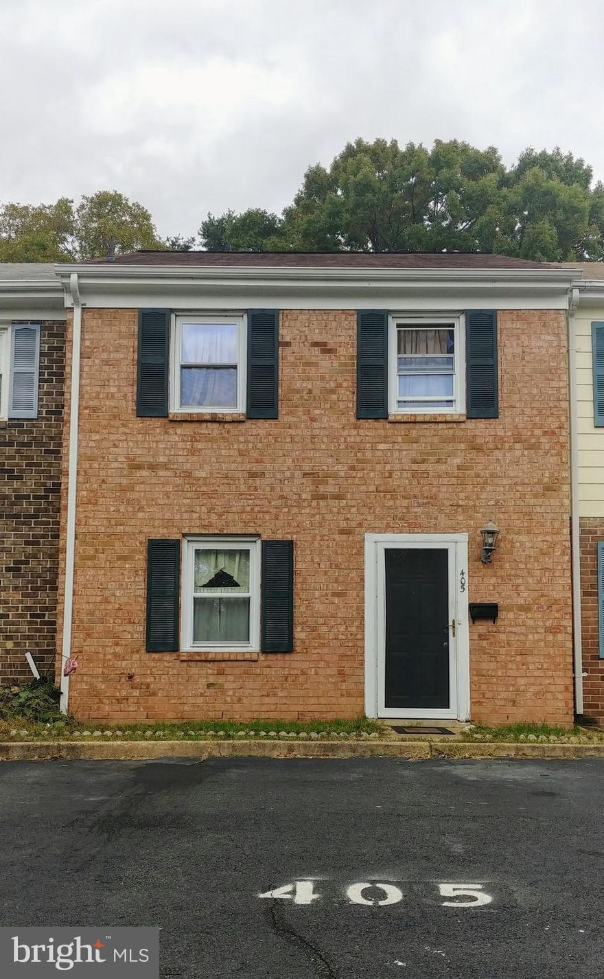 Great location close to downtown Fredericksburg!  Hardwood floors main level. Low Hoa cost. Awesome starter home or investment. Newer HVAC, rood and gutters.