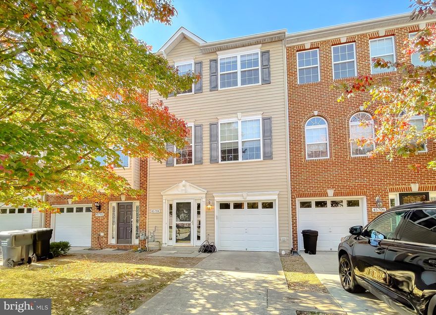 Well cared for 3 bedroom 3 bathroom townhome close to PAX River, shopping, restaurants, and amenities.  two decks and a fenced rear yard! This home has all new flooring throughout, fresh paint, and is move-in ready. No carpet! Gas cooking and a beautiful floor plan!  A spacious home in a convenient location located just 5 minutes from PAX!  Owners will require 630+ credit score, references, and 3x monthly rent and proof of income.