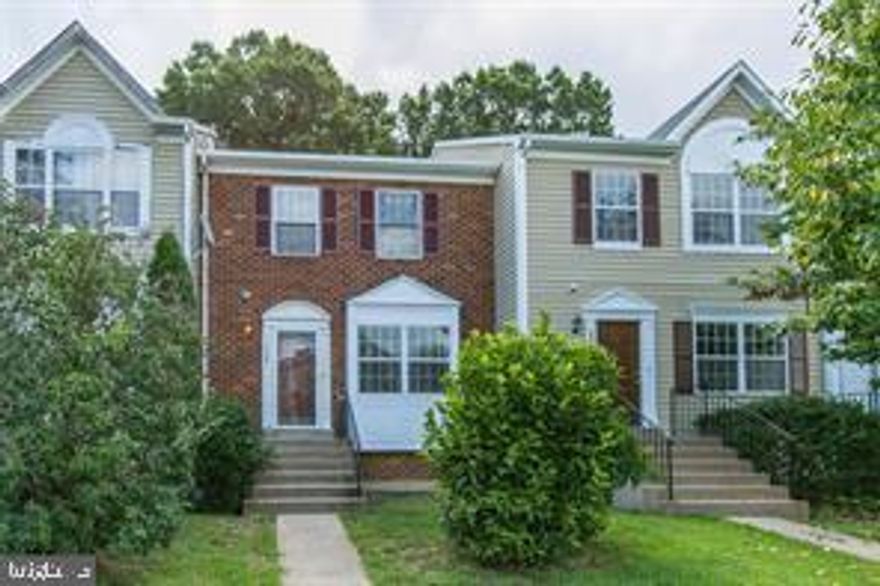 BASEMENT - This beautiful brick front townhome is fully furnished walkout basement.  It has a separate den, rec room and full bathroom.  It is close to 234, I-95, just minutes away to groceries , gas , restaurants, major commuter routes, Quantico  (Stonbridge) , many shops , entertainment and more.