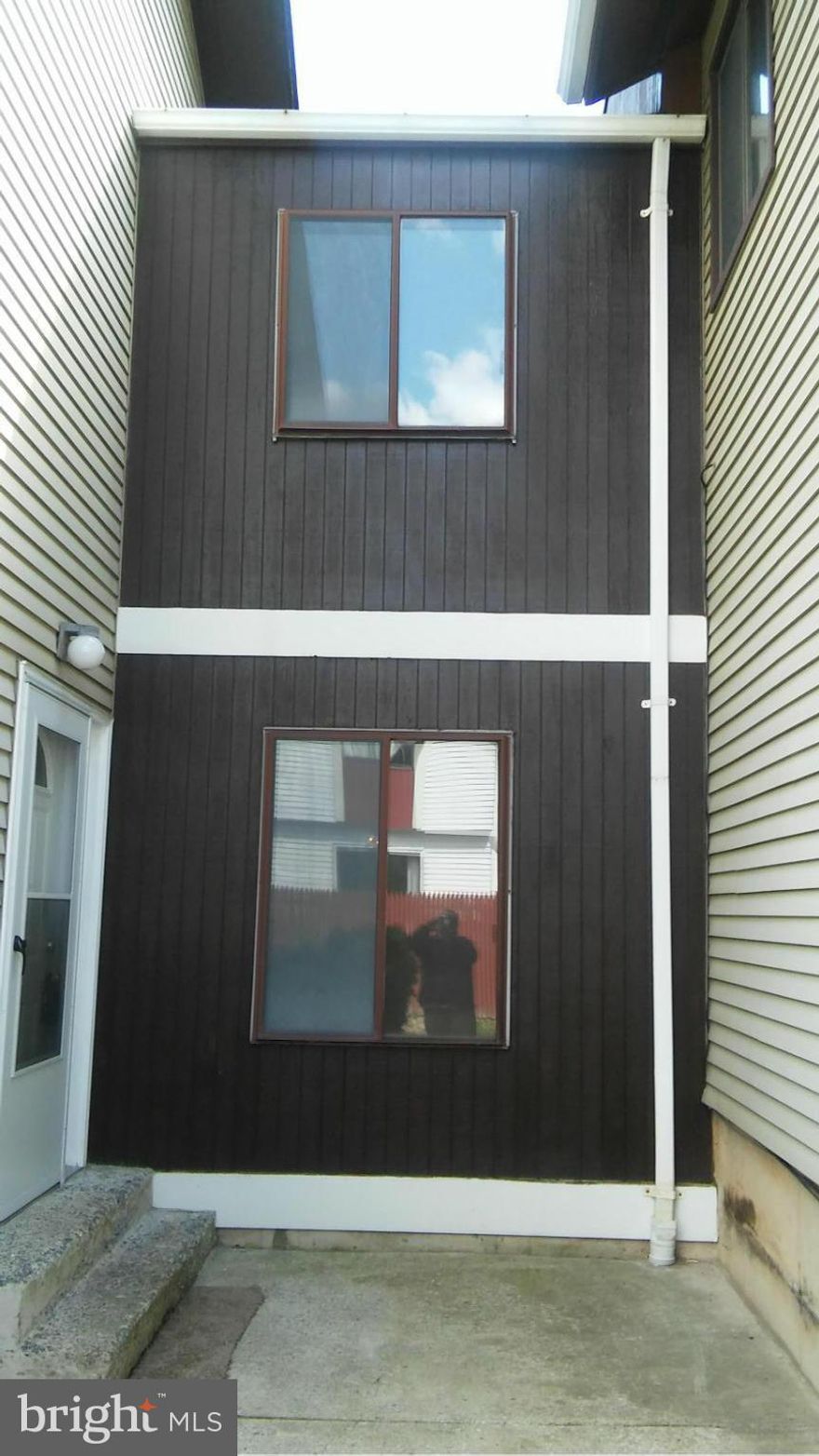 Freshly painted and buffed up 4 bedrooms townhouse only minutes from Lake Forest Mall, Shady Grove Metro Station, shopping, parks, and more. Two and a half remodel baths. Basement is unfinished but great space for storage and play.