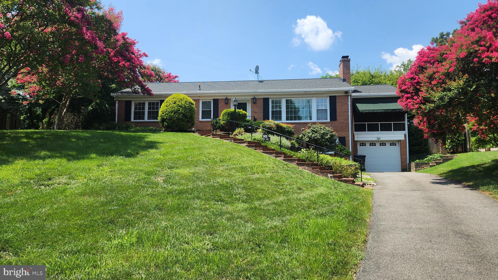 Well maintained home situated on 1/3 acre lot on a cul-de-sac with winter river views. Hardwood floors. Bonus screened in porch over garage. Large and bright Living Room, huge recreation room and laundry-walk out to privately landscaped slate patio. Garage, driveway and free street parking.
Walk to Belle View shops & restaurants and metro bus to Huntington Station. Minutes to 495, Old Town, Bike Path, Marina.